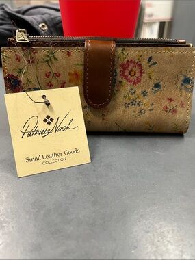 NWT Patricia Nash Prairie Rose Floral Leather Wallet in Tan